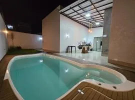 Casa espaçosa, mesa de sinuca e piscina aquecida!