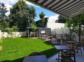 Bloom Hostel Bar & Garden โฮสเทลในบอร์โด