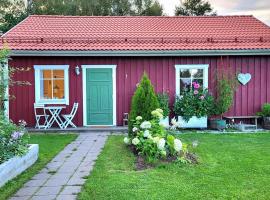 우메오에 위치한 호텔 Cabin located in a traditionally Swedish setting!