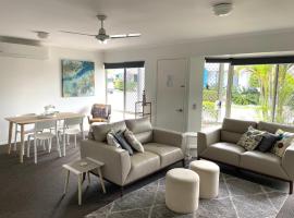 2 Bedroom Villa In Tropical Resort, apartment in Noosaville