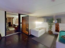 nice and cosy place with jacuzzi and sauna to relax in the centre of antwerp، فندق في أنتويرب