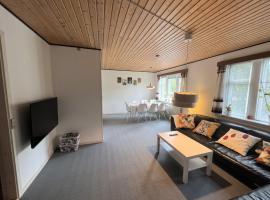 The Yellow House, Beach 5mins Drive, 3BR with free parking, Fast Fiber Internet, vikendica u gradu Rødby