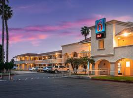 Viesnīca Motel 6-Carlsbad, CA Beach pilsētā Kārlsbāda