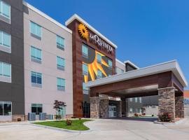 La Quinta Inn & Suites by Wyndham Jackson-Cape Girardeau، فندق في Jackson