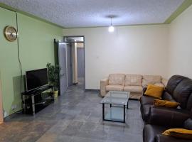 Mfalme House, Ngoingwa Estate, 100 Metres from Thika-Mangu Rd, Close to Thika City Centre - Free Parking, Fast Wi-Fi, Smart TV, 2 Bedrooms Perfect for a Family of 2-4 Members, khách sạn giá rẻ ở Thika