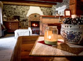 Chalet in pietra e legno con caminetto, lomamökki kohteessa Inverso Pinasca