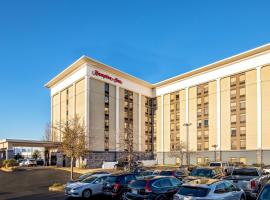 Hampton Inn Boston Logan Airport, hótel í Boston