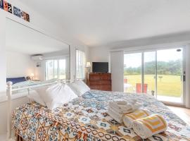 Large Studio with Patio and Pool, hotel en North Truro