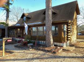 Eureka Springs में 3 Bedroom log cabin with hot tub at Bear Mountain, cabin