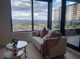 Top Floor Mountain View Luxury Rental Unit in SkyGarden Glen, Hotel in Glen Waverley