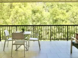 Tranquil treetop retreat minutes from the beach 7405