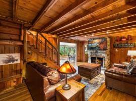 Whiskey Ridge Lodge, A Restored 1940s Gem, 2 Mins from Downtown, Breathtaking City Views, Custom Game Room, and Spacious Elegance, hotell i Gatlinburg