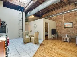 Central Chicago Loft Walk to Soldier Field!