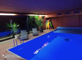 Park Villa Ferienwohnung mit Pool und 3 Schlafzimmer, hotell i Uelzen