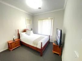 Private room in a house at Sanctuary Lakes - Free street Parking & Netflix - home stay