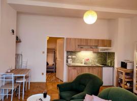 Cosy warm apartment in the heart of Prague., hotel en Praga