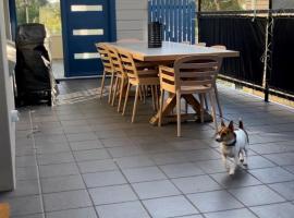 Banyan, 14 Montevideo Parade - Spacious pet friendly property with air con and WiFi，位于尼尔森湾的酒店