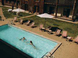 Eden Resort, hotel con piscina a Yasnogorodka