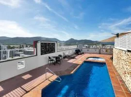 'Central Plaza' Adjacent Apartments with Rooftop Pool