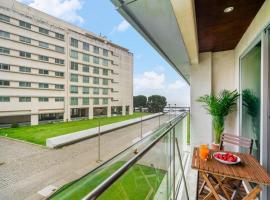 Ocean Front 2bed Luxury w/ Elevator Parking WI-FI – hotel w mieście Matosinhos