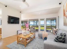 'Swan Cottage' Port Stephens Waterfront Solace