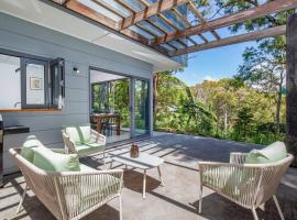 Beach Meets Bush at Expansive Treetop Oasis, hotel en Newcastle