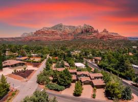 Uptown Sedona Gem: 3-Bed Townhome with Majestic Views and Central Location, hotel u gradu 'Sedona'