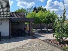 Family Wellness lodge 4 personen Zuid-Holland!, hotel con jacuzzi en Ooltgensplaat