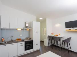 Studio apartman Maris, отель в городе Каштел-Стари