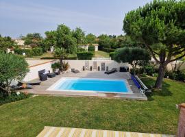 Villa avec Piscine à 15 min de La Rochelle, Proche Plages et Commerces - FR-1-706-13, hotel en Angoulins-sur-Mer