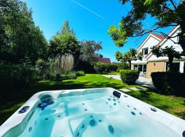 VILLA CALMA Rust Ruimte Luxe inclusief private jacuzzi, hotel in Zeewolde