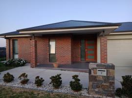 Brand new self-contained one bedroom unit, Hotel in Queanbeyan