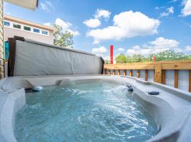 Canary Lake Cottage w/Hot Tub at Sam's Pizza, hotel in Hot Springs