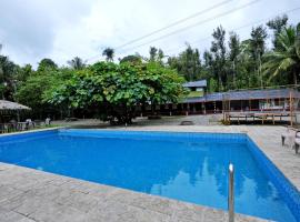 Leisure Homestay - Pool, Boating, Zipline, Home Food, Estate, hotel u gradu 'Chikmagalūr'