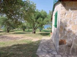 Robinson house Sea & olives, hotel in Tisno