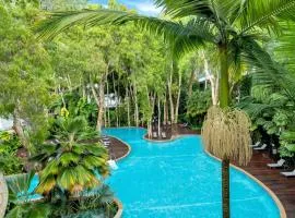 Luxury 2 Bed Palm Cove Unit, Pool & Ocean Views from Third Floor