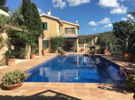 Lovely family villa sleeps 8, with stunning views, viešbutis mieste Mahonas