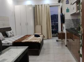 The Forest Stays-Luxury Studio Apartment In Noida, хотел в Ноида