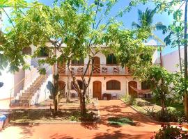 Hostal White House Galapagos، فندق في بويرتو أيورا