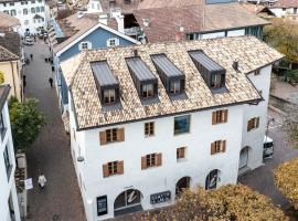 Schmitte am Sonnenwirtsplatz Eppan in South Tyrol, hotel Appiano sulla Strada del Vinóban