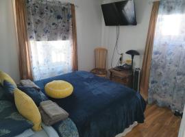 Cozy quiet place next to hwy smart tv+wifi+netflix, готель у місті Едмундстон