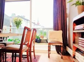 Central 2BR with balconies and art in historical university area