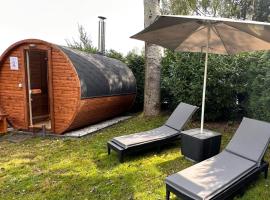 VELUWE VAKANTIES Chalets With Private Barrel Sauna - With Pool Bar and Restaurant Facilities in the Veluwe National Park, hotel Puttenben