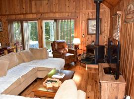 Quiet and Comfy 3bed/2bath - Chalet with hot tub., cabin sa Cedar