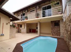 casa com piscina pertinho da praia