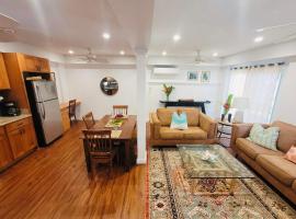 Beachside Suite Spacious 3BR 2BA Apartment with Kitchen AC Patio BBQ, hotel v mestu Kailua