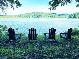 Serene Lakeside Forest Cabin, hotel en Nashville