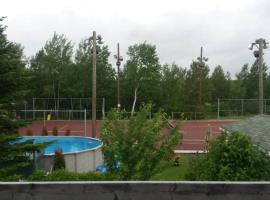 Logement avec stationnement tennis et piscine, hotel met zwembaden in Saguenay