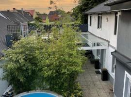 Outlet Center House, Pool-Jacuzzi-Garden-Sundeck, hotelli kohteessa Parndorf