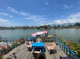 MOSSESS Group Of HouseBoats, ботель в Сринагаре